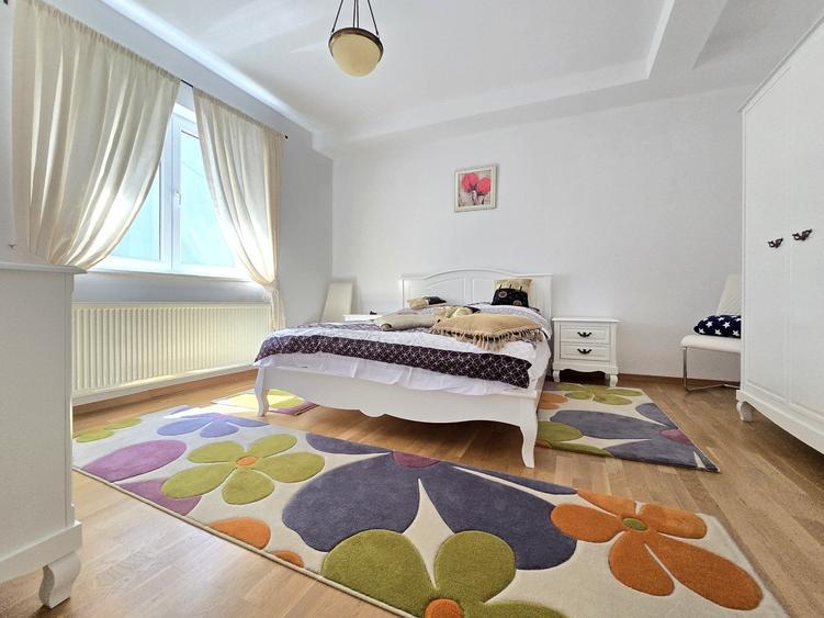 Casă individuală cu 6 camere cu Teren 261 Mp în Eminescu