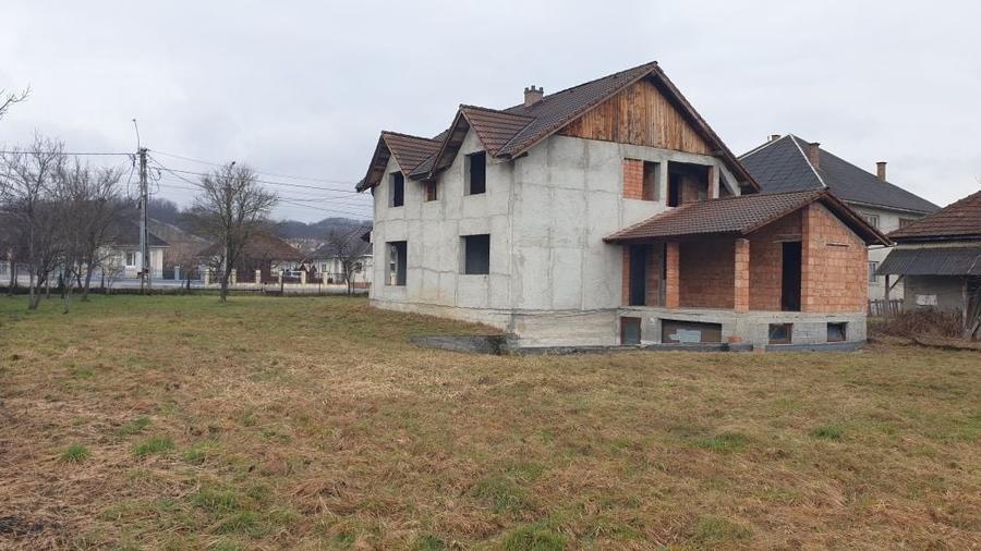 Casă cu 4 camere în Fărcașa