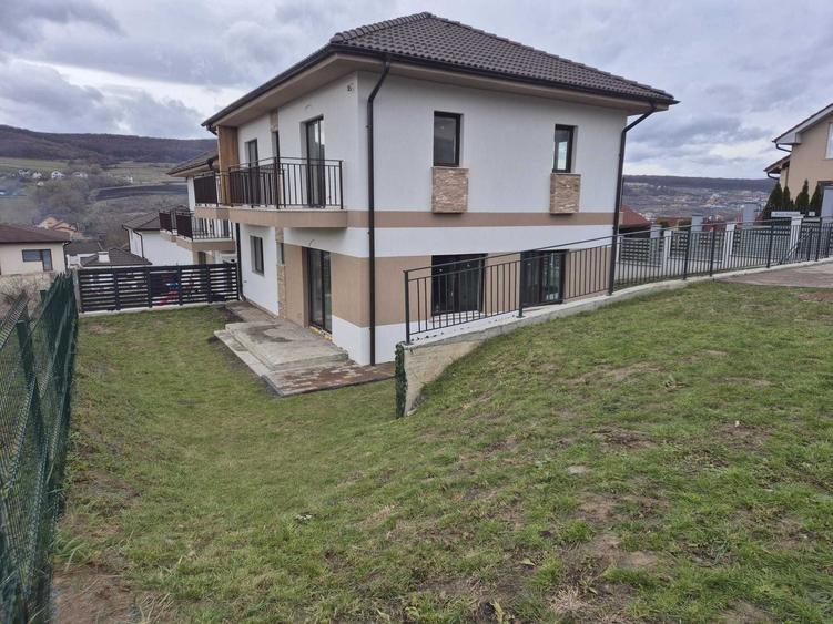 Duplex cu 4 camere cu Canalizare în Chinteni