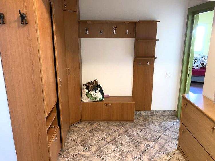 Apartament cu 4 camere decomandat în Victoriei