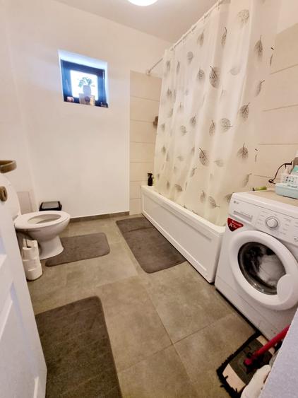Apartament cu 3 camere semidecomandat, mobilat în Central