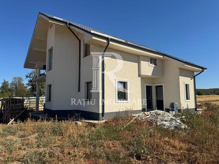 Casă individuală cu 6 camere cu Canalizare în Oncea