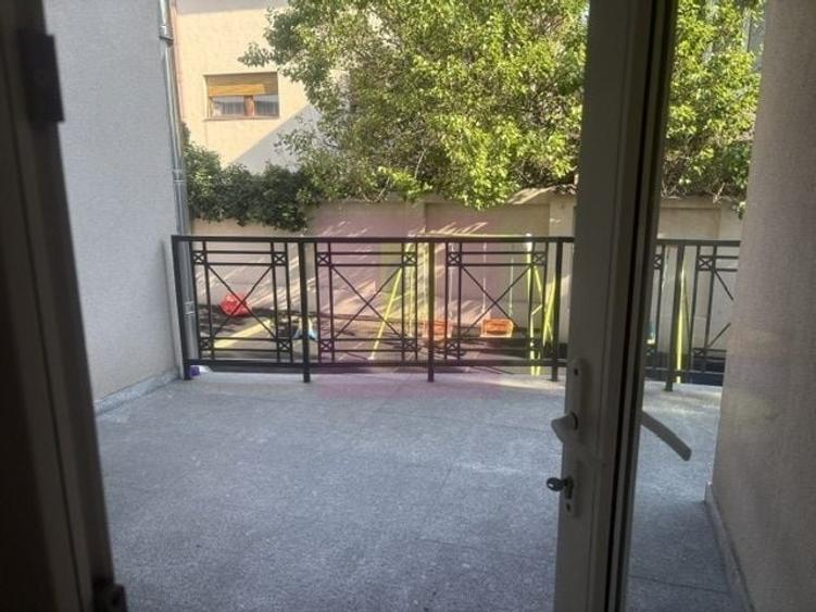 Casă cu 10 camere în Drumul Sării