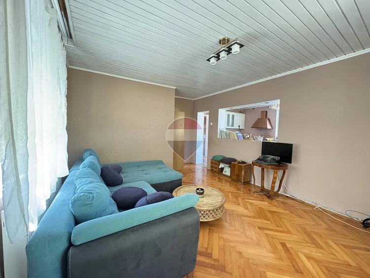 Casă cu 6 camere cu Teren 500 Mp în Est