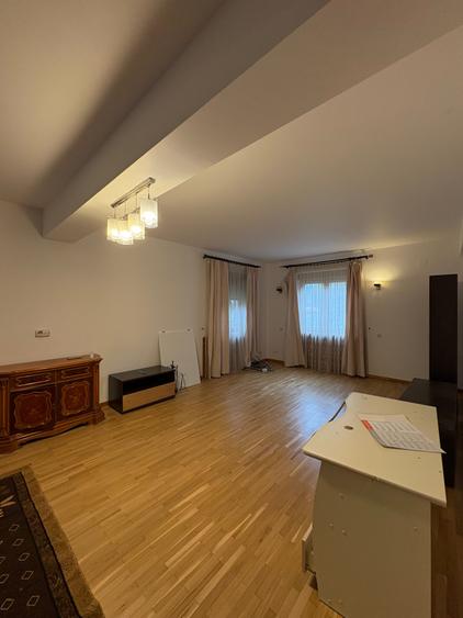 Casă cu 4 camere cu Garaj în Pipera