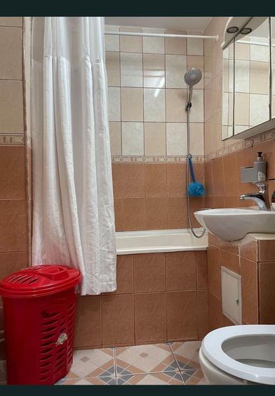 Apartament cu 3 camere semidecomandat în Rahova