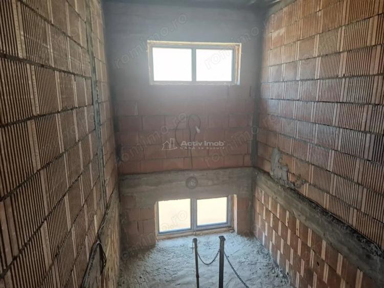 Casă cu 12 camere cu Teren 1000 Mp în Români