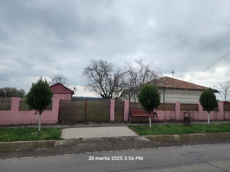 Casă cu 5 camere cu Teren 6300 Mp în Scorțaru Vechi