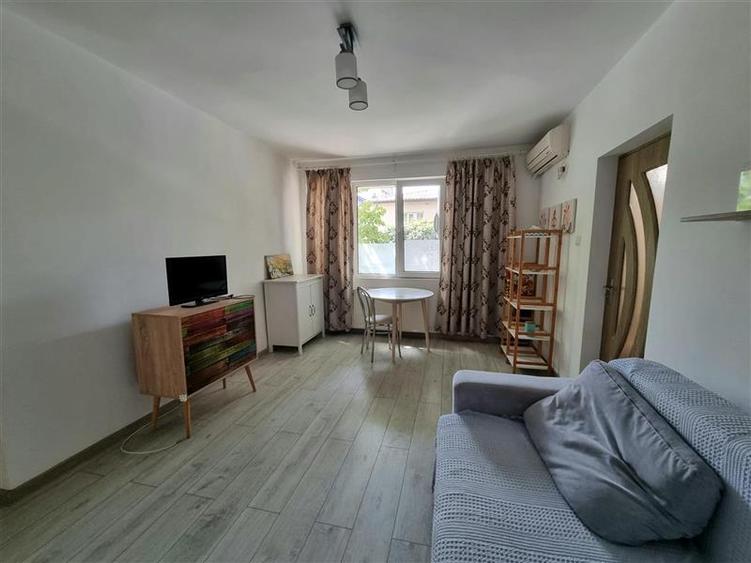 Apartament cu 2 camere semidecomandat, mobilat în 1 Mai