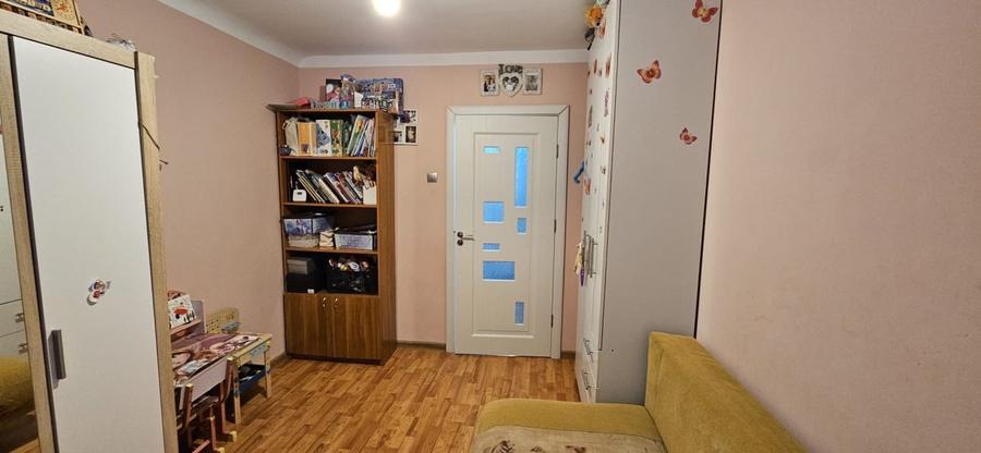 Apartament cu 4 camere decomandat, mobilat în Cornitoiu
