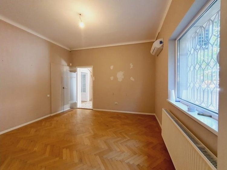Casă cu 8 camere cu Teren 390 Mp în Aviatorilor