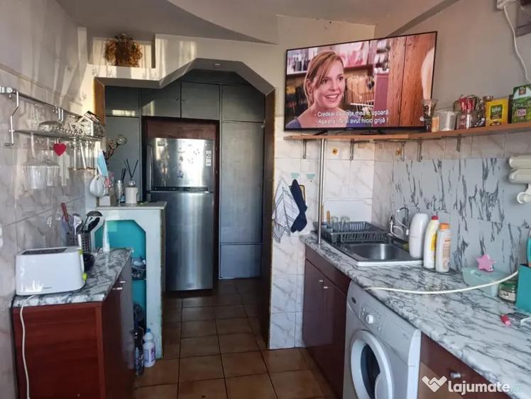 Apartament cu 3 camere semidecomandat în Titan
