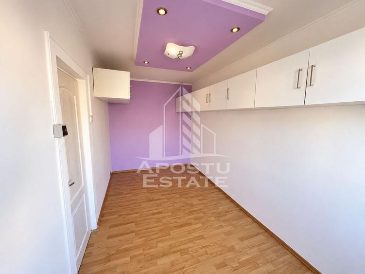 Apartament cu 3 camere semidecomandat, mobilat în Fratelia