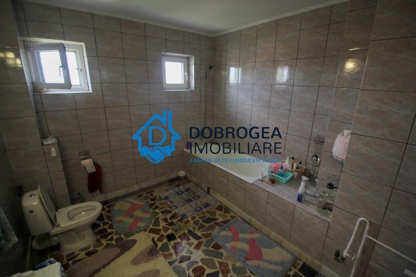 Casă individuală cu 8 camere cu Canalizare în Central