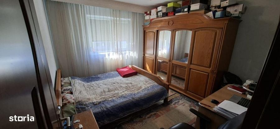 Apartament cu 3 camere decomandat în Est