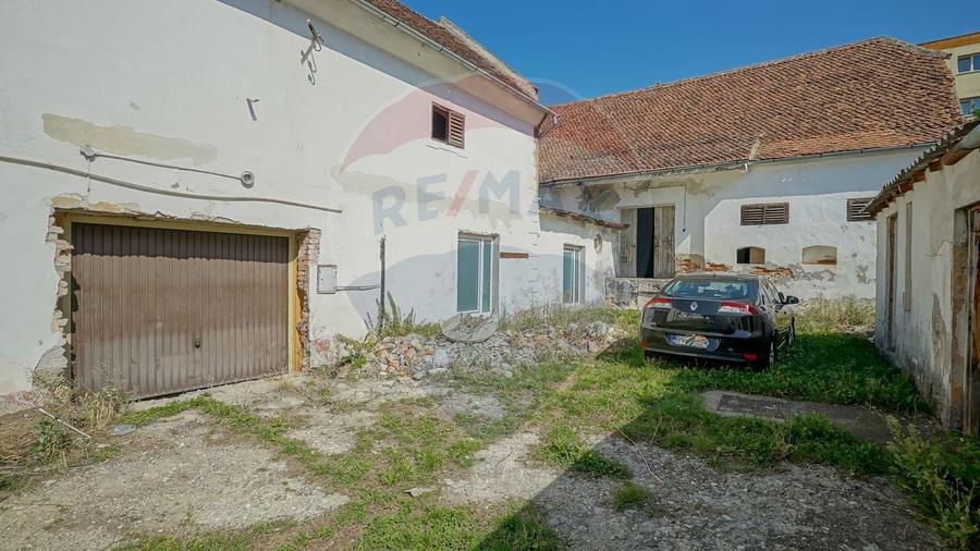 Casă individuală cu 9 camere cu Teren 1236 Mp în Central