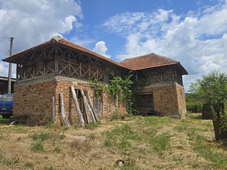 Casă cu 4 camere în Urluiești