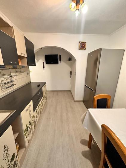 Apartament cu 3 camere semidecomandat în Central