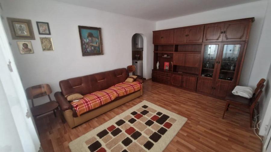 Apartament cu 3 camere semidecomandat în Păcii
