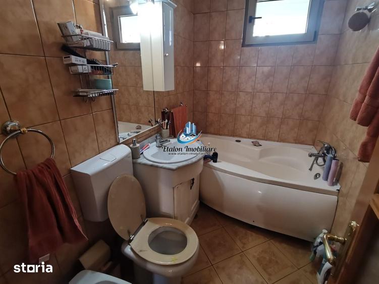 Apartament cu 3 camere decomandat în Calea Romanului