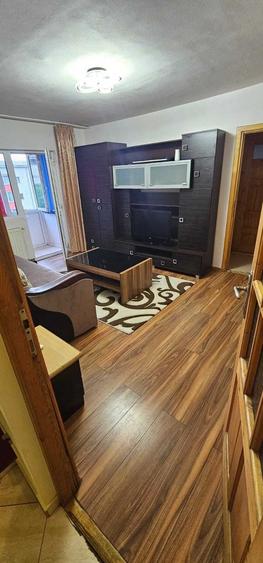 Apartament cu 2 camere semidecomandat în Ghiroda