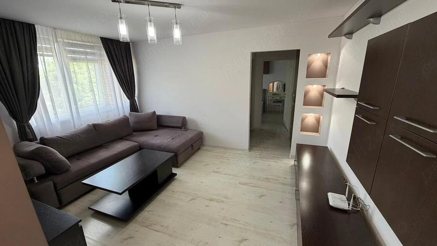 Apartament cu 3 camere semidecomandat, mobilat în Libertății