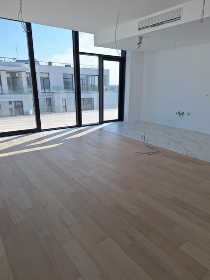 Penthouse cu 4 camere semidecomandat în 13 Septembrie