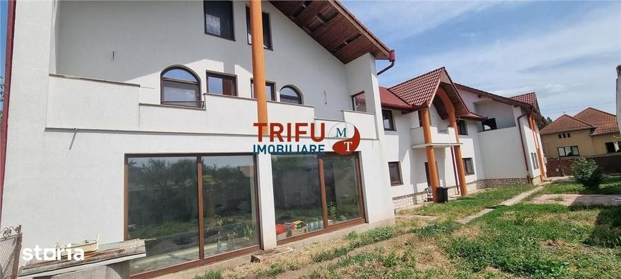 Casă cu 10 camere cu Teren 720 Mp în Lipoveni