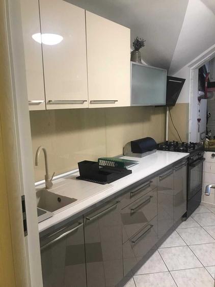 Apartament cu 3 camere semidecomandat în Răcădău