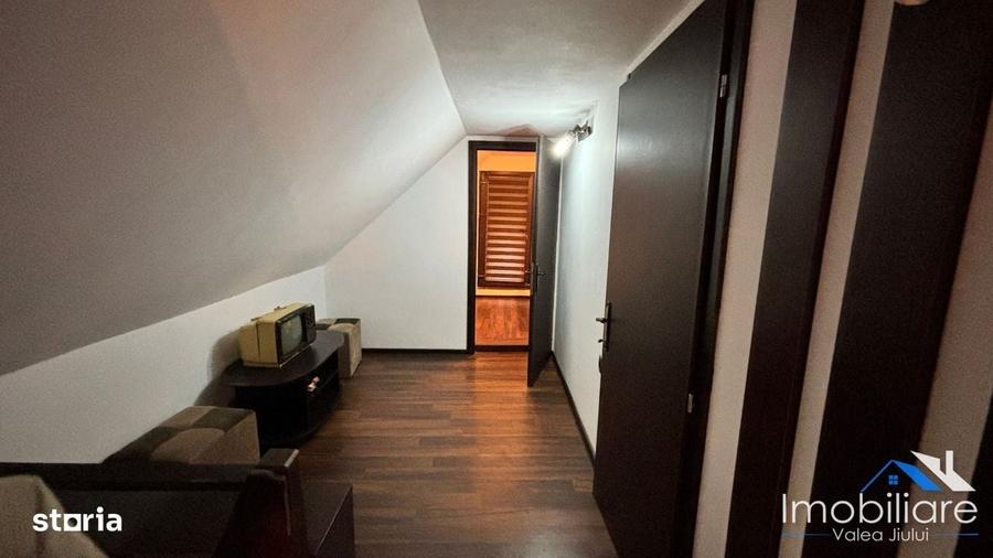 Casă cu 4 camere decomandat în Petros