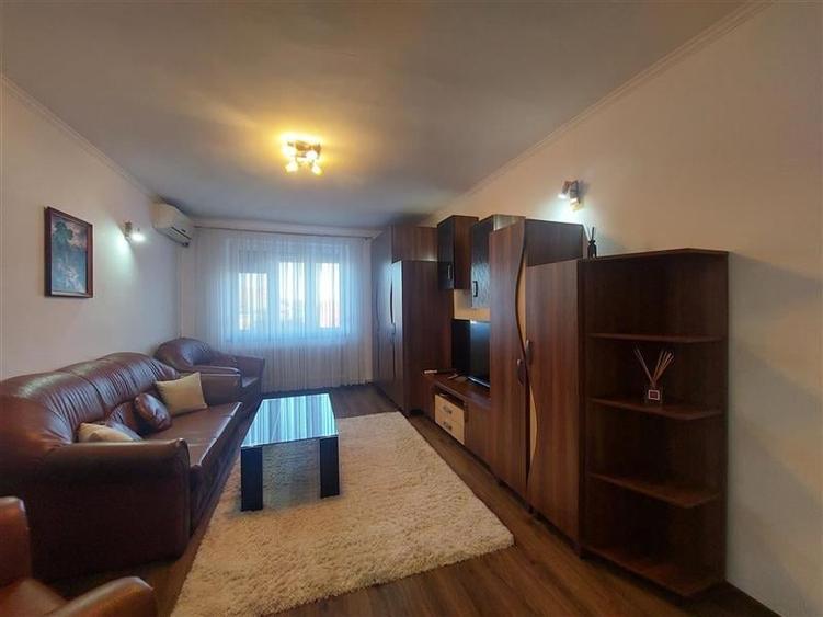 Apartament cu 3 camere decomandat, mobilat în Sud
