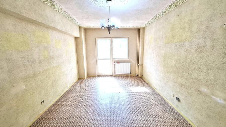 Apartament cu 4 camere decomandat în Răcădău