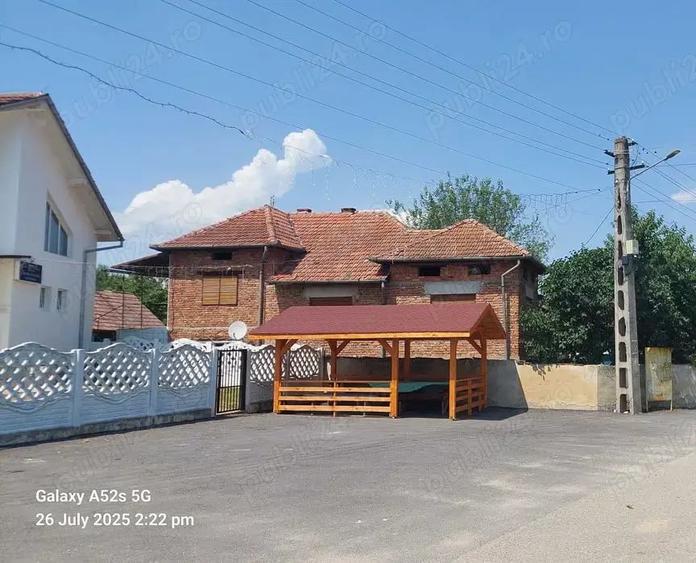 Casă cu 6 camere cu Teren 1500 Mp în Valea