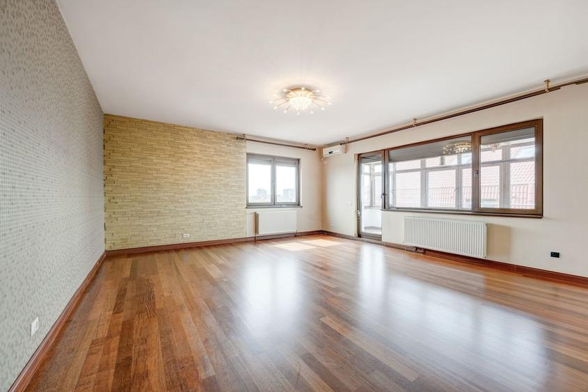 Apartament cu 6 camere decomandat în Sisești