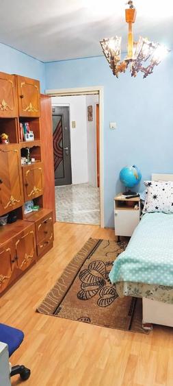 Apartament cu 3 camere semidecomandat în Soarelui