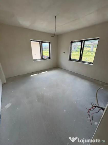 Casă cu 4 camere cu Teren 400 Mp în Luna