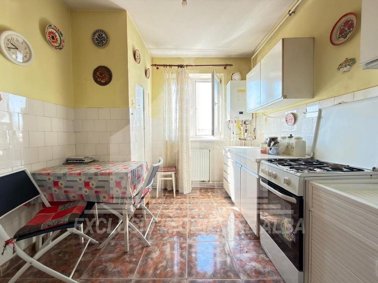 Apartament cu 3 camere decomandat în Cetate