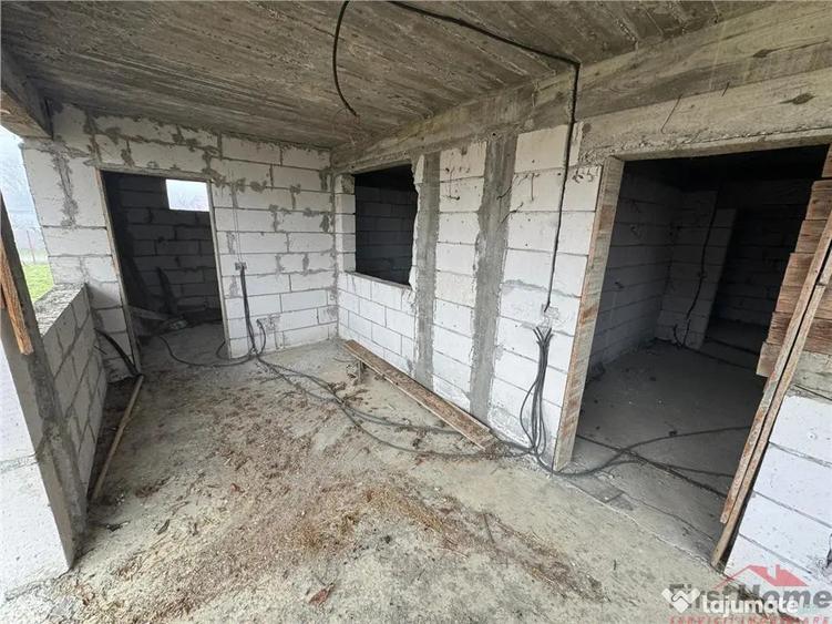 Casă cu 4 camere cu Teren 2000 Mp în Rădulești