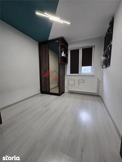 Apartament cu 3 camere semidecomandat în Podu Roș