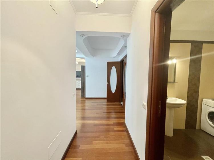 Apartament cu 3 camere decomandat în Herăstrău