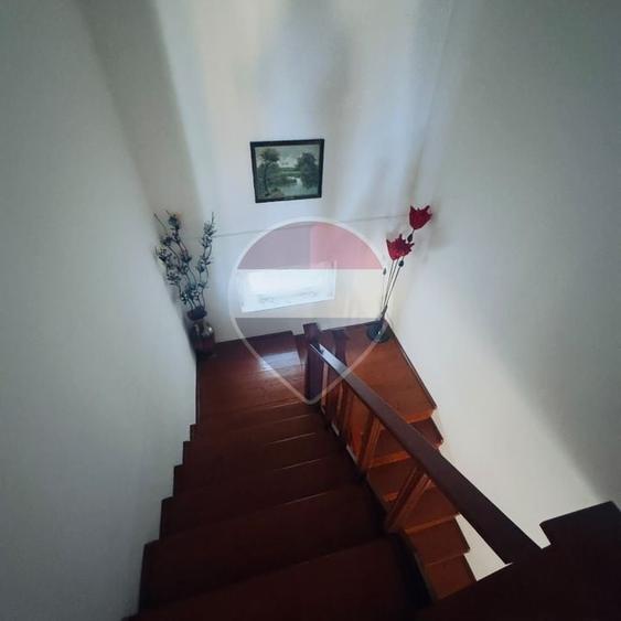 Casă individuală cu 5 camere cu Teren 300 Mp în Central