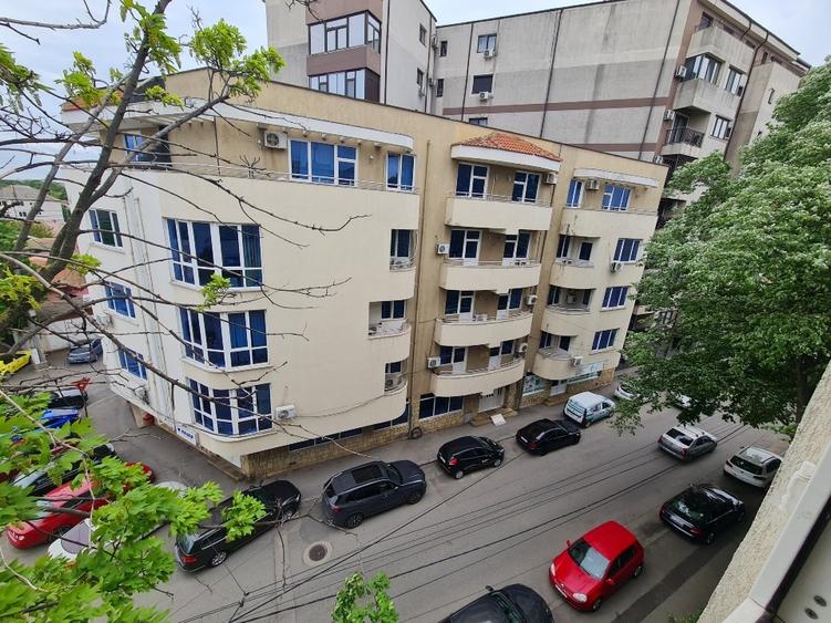Apartament cu 3 camere decomandat, mobilat în Casa de Cultură