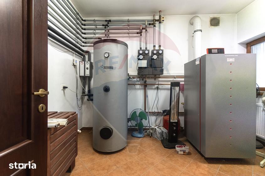 Casă cu 9 camere cu Teren 1526 Mp în Mogoșoaia