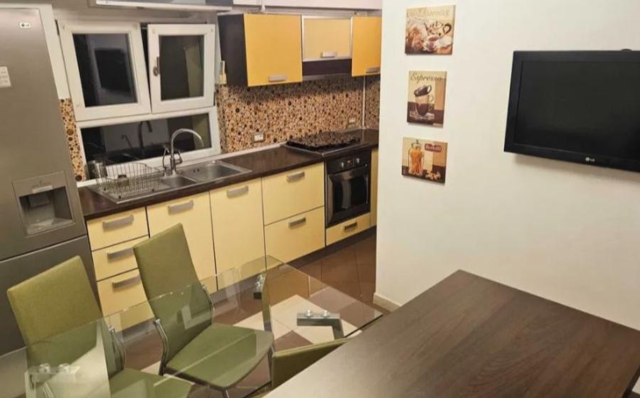 Apartament cu 3 camere decomandat, mobilat în Decebal