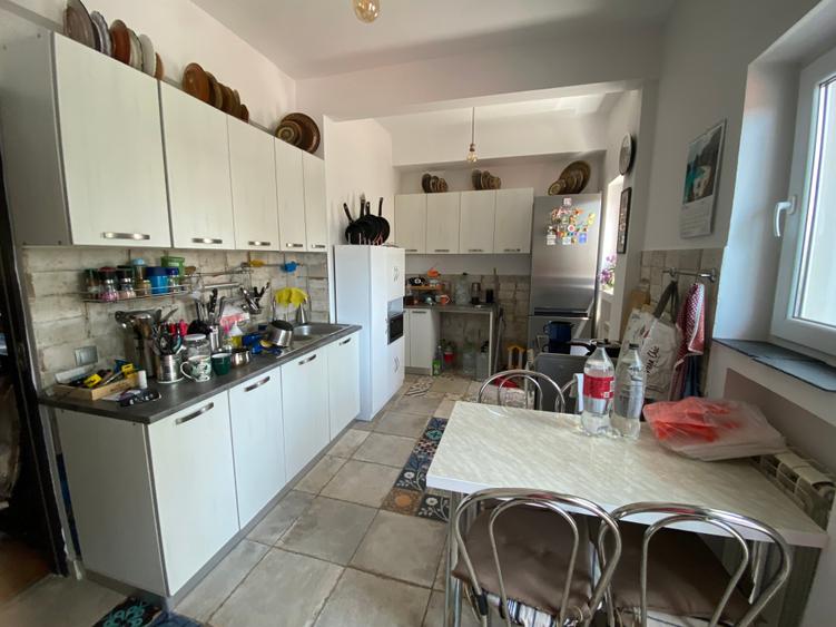 Apartament cu 4 camere semidecomandat în Universitate