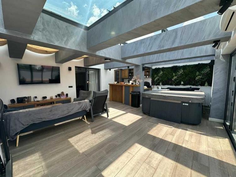 Apartament cu 3 camere decomandat în Exterior Vest