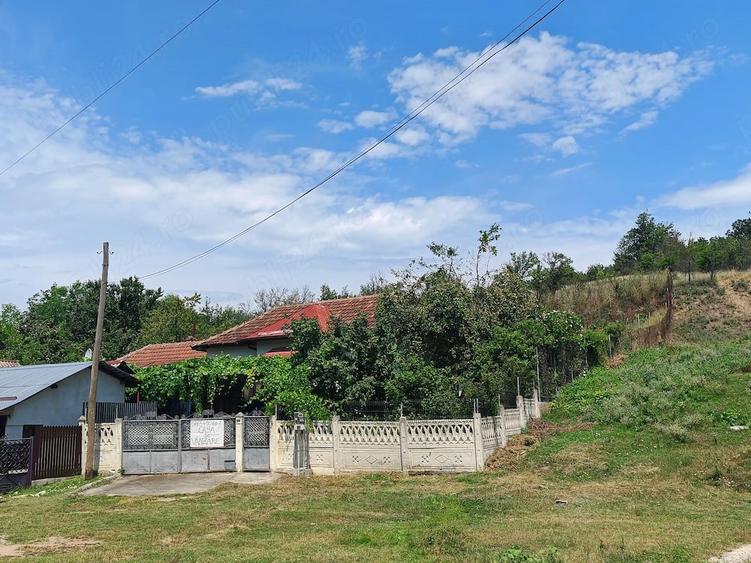Casă cu 2 camere cu Teren 1511 Mp în Leamna de Sus