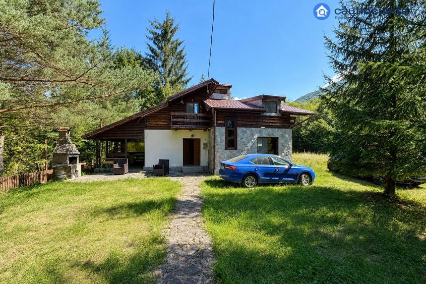 Casă cu 5 camere cu Teren 300 Mp în Trăisteni