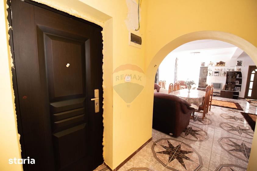 Casă cu 7 camere cu Teren 466 Mp în Central