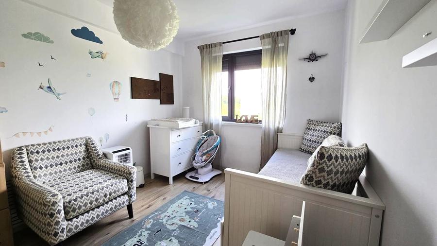 Apartament cu 3 camere semidecomandat în Băneasa